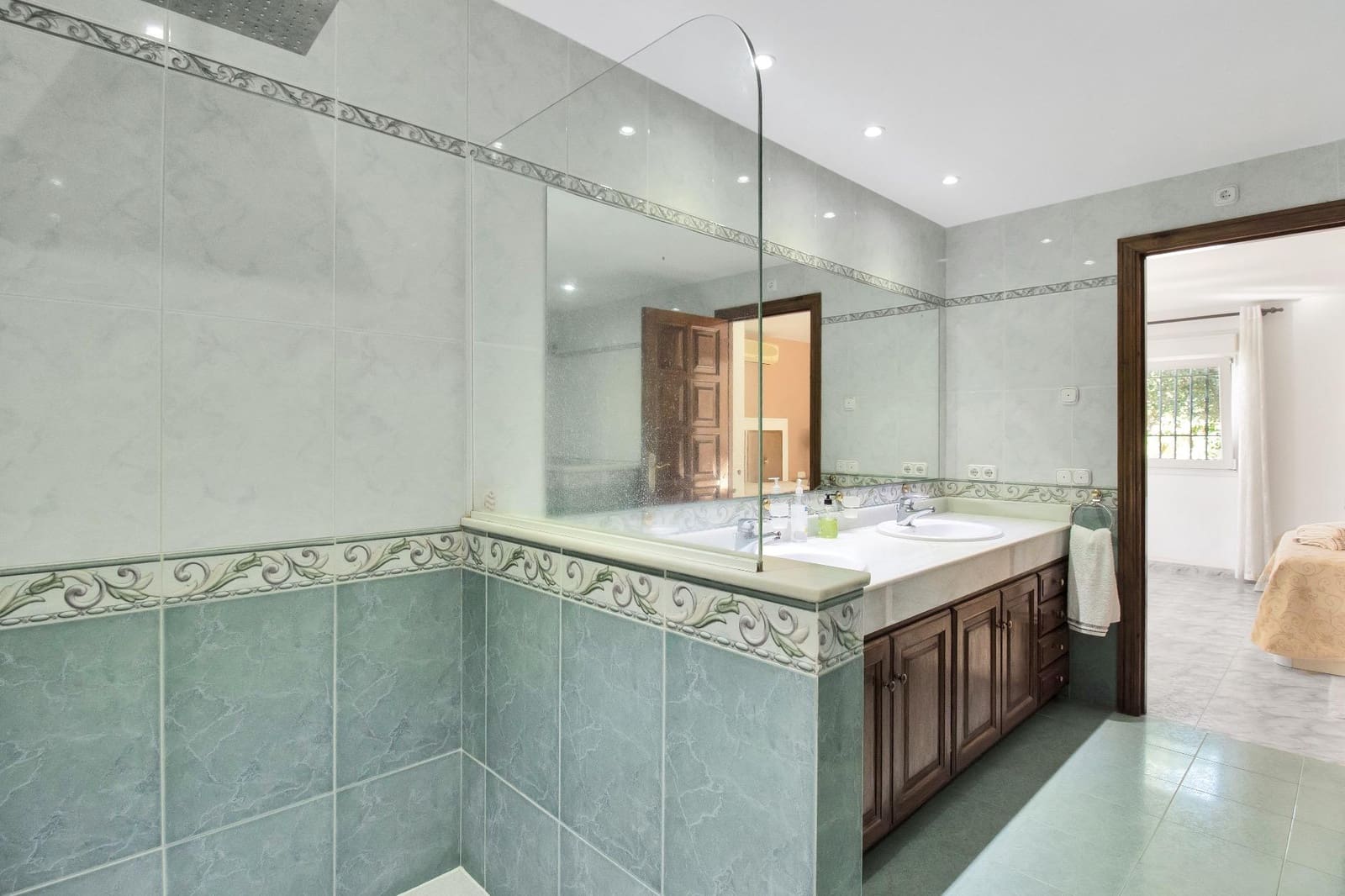 Chalet de 4 habitaciones en San Pedro de Alcantara en venta con piscina garaje - 2.100.000 € (Ref: 9398491)