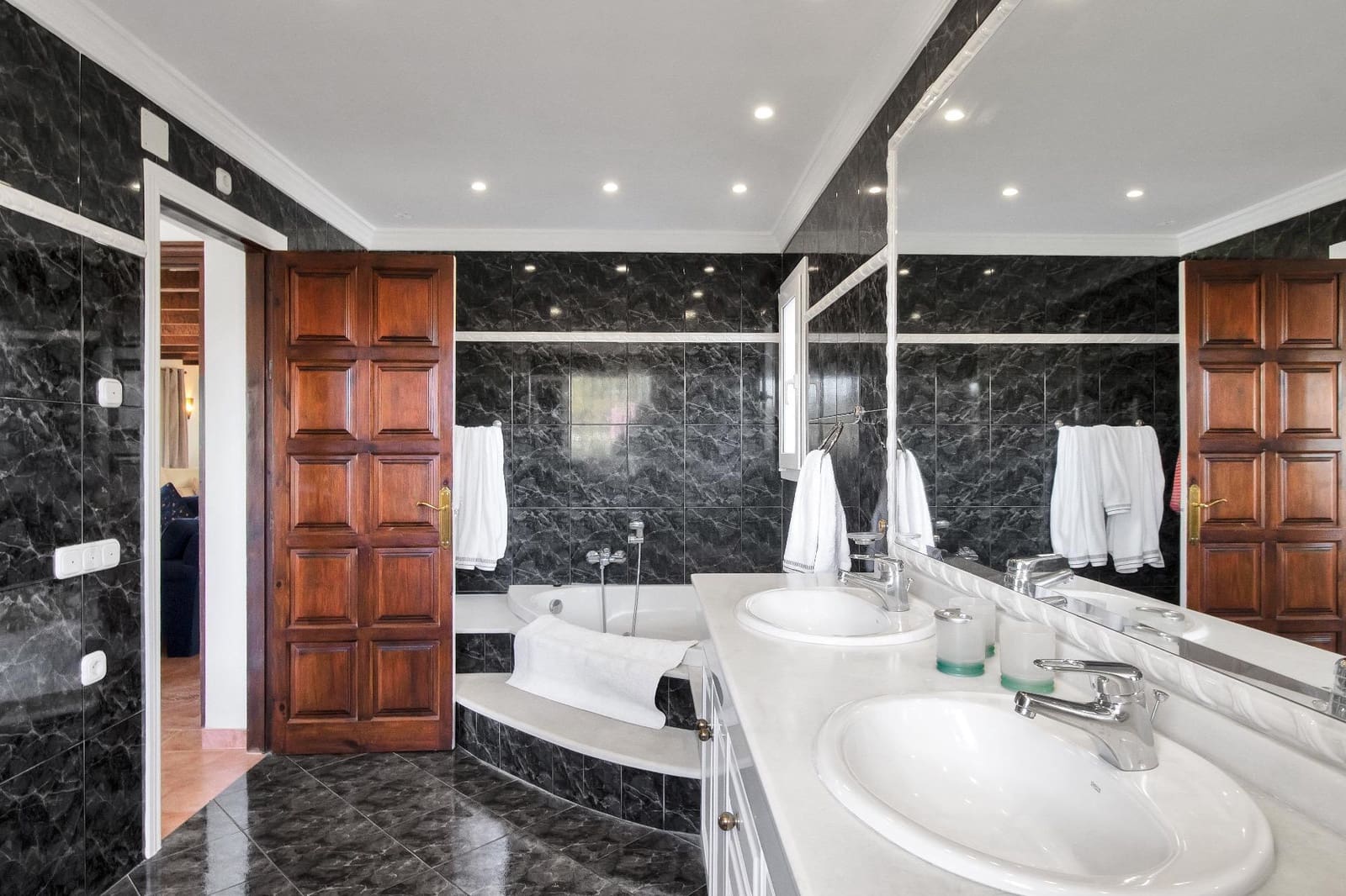 Chalet de 4 habitaciones en San Pedro de Alcantara en venta con piscina garaje - 2.100.000 € (Ref: 9398491)