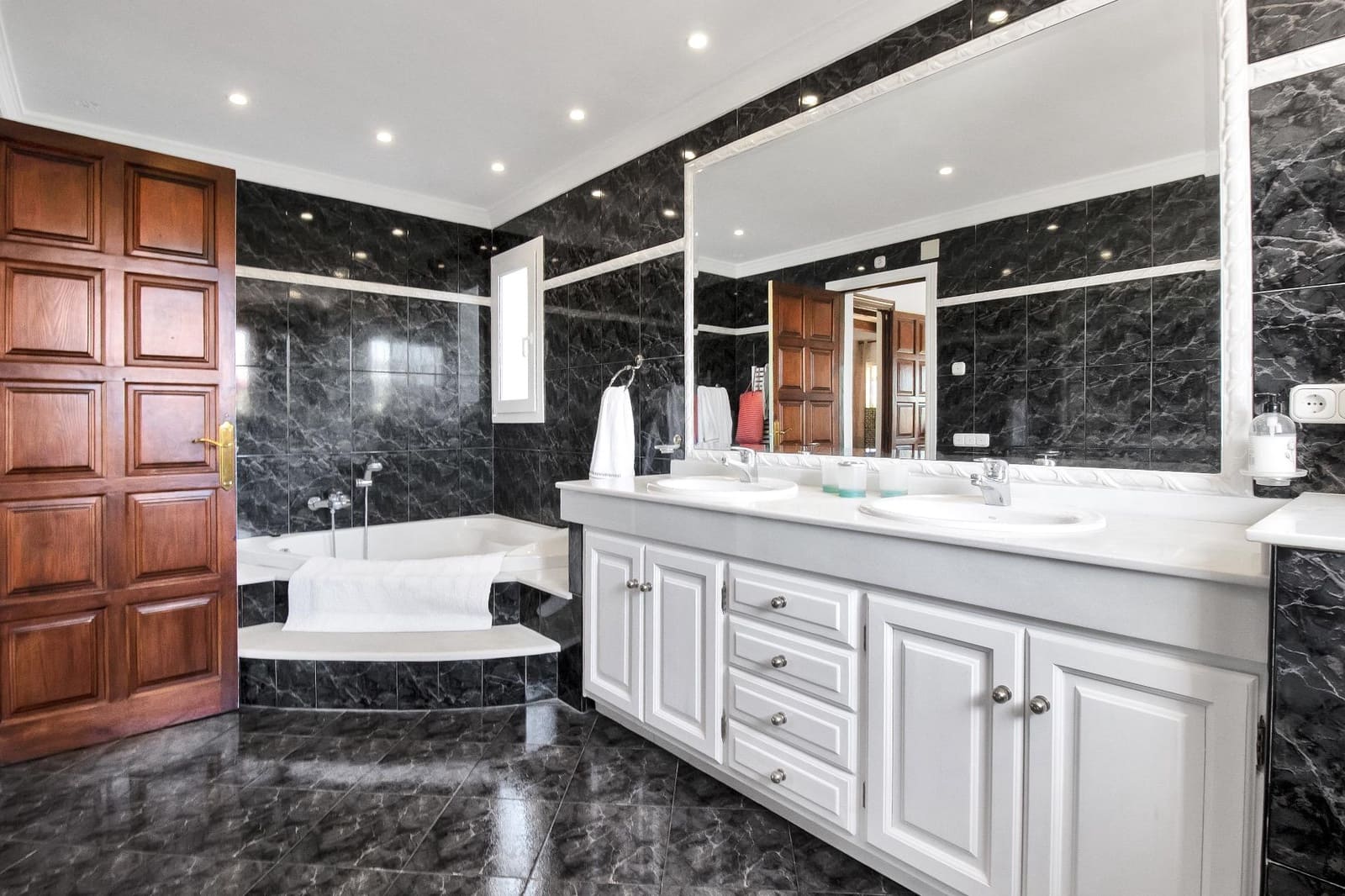 Chalet de 4 habitaciones en San Pedro de Alcantara en venta con piscina garaje - 2.100.000 € (Ref: 9398491)