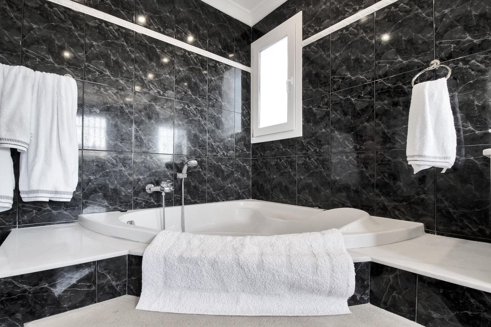 Chalet de 4 habitaciones en San Pedro de Alcantara en venta con piscina garaje - 2.100.000 € (Ref: 9398491)