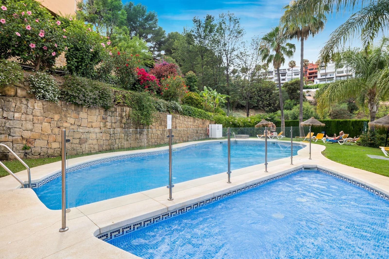 3 soveværelse Lejlighed til leje i Sitio de Calahonda med swimmingpool - € 1.700 (Ref: 9398492)