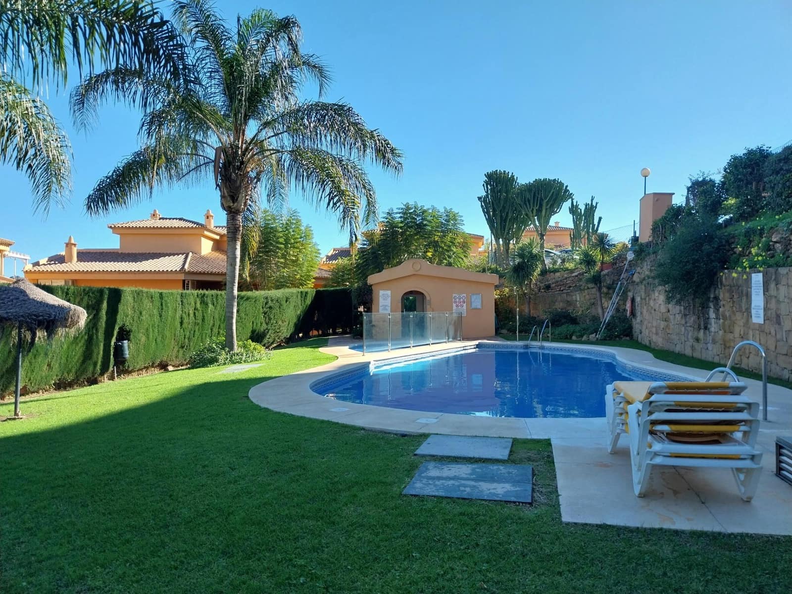 3 soveværelse Lejlighed til leje i Sitio de Calahonda med swimmingpool - € 1.700 (Ref: 9398492)