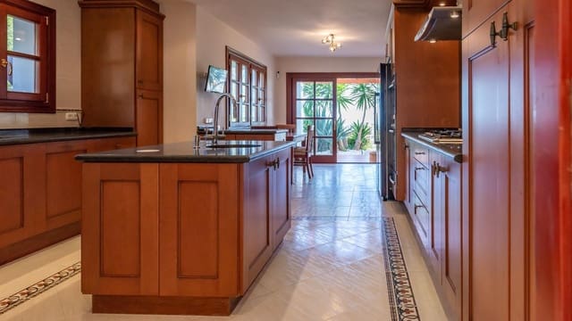 4 soverom Villa til salgs i Valtocado, Mijas med svømmebasseng garasje - € 1 390 000 (Ref: 9399773)