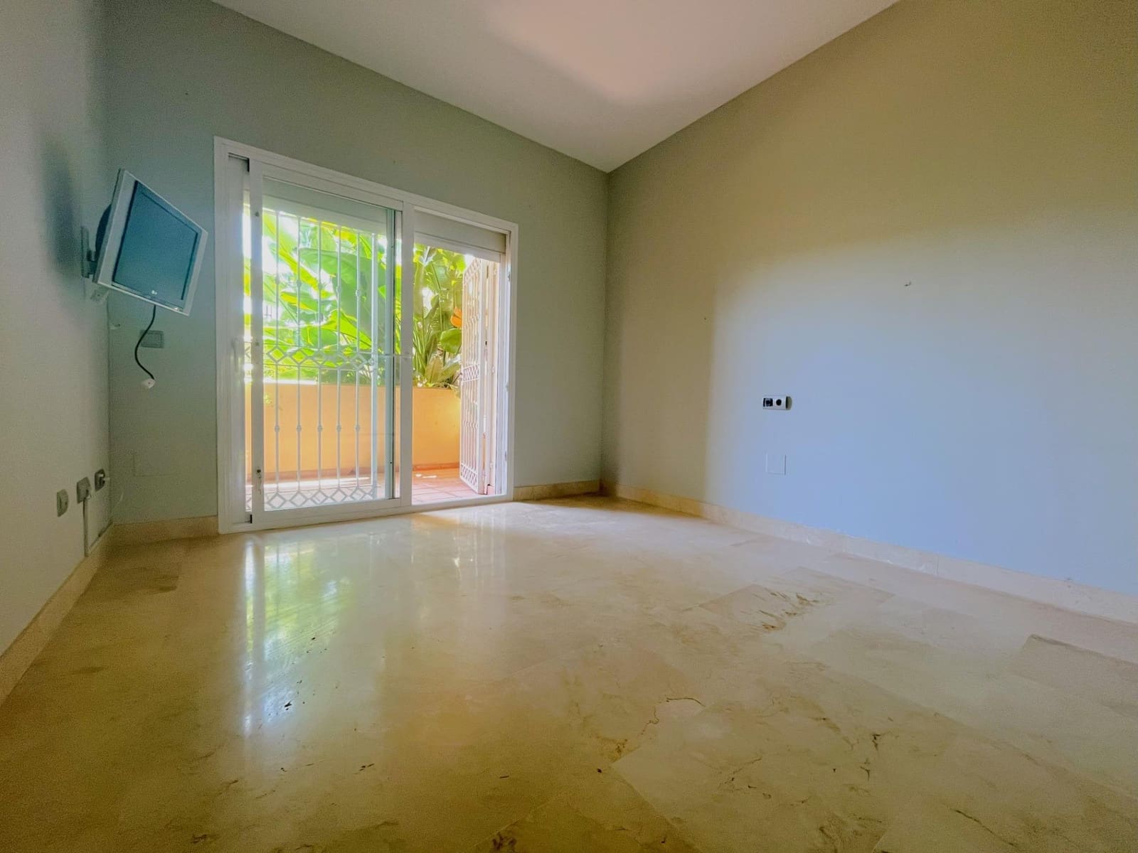 2 bedroom Apartment for sale in Benahavis with pool garage - € 332,500 (Ref: 9399783)