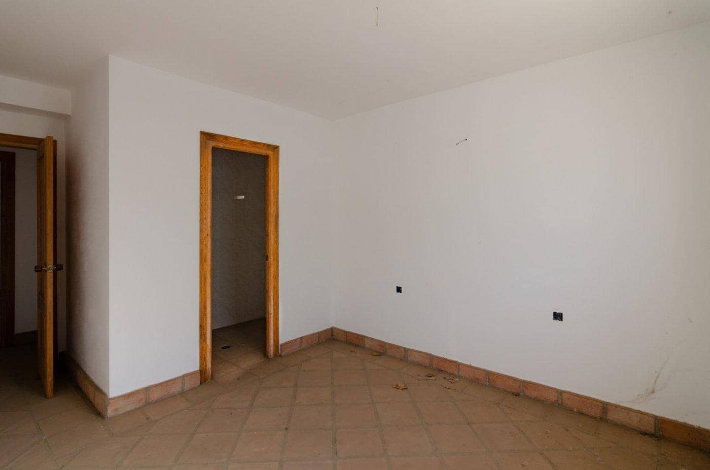 12 soveværelse Hotel til salg i Vinuela med garage - € 389.000 (Ref: 9399796)