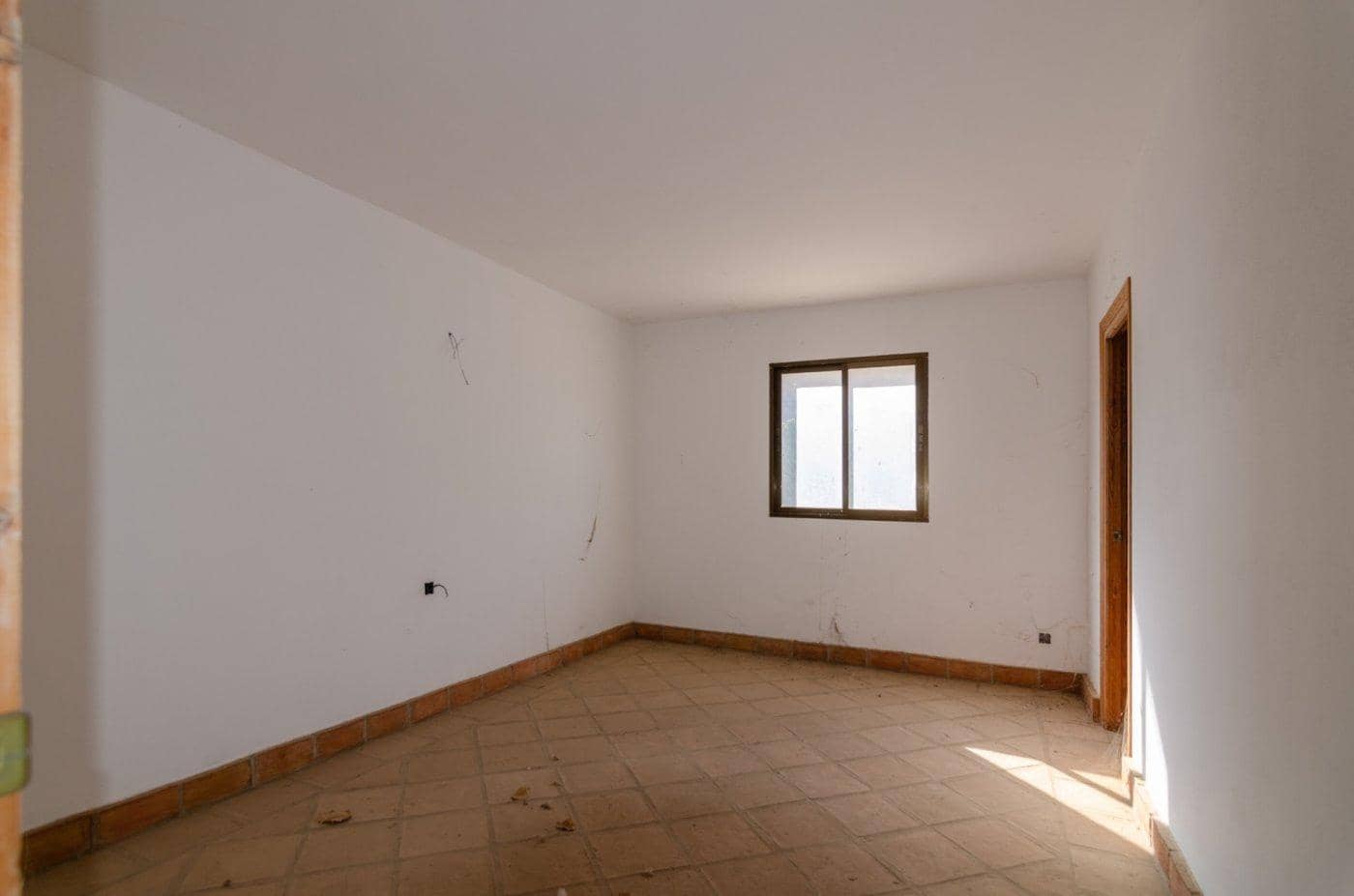 12 soveværelse Hotel til salg i Vinuela med garage - € 389.000 (Ref: 9399796)