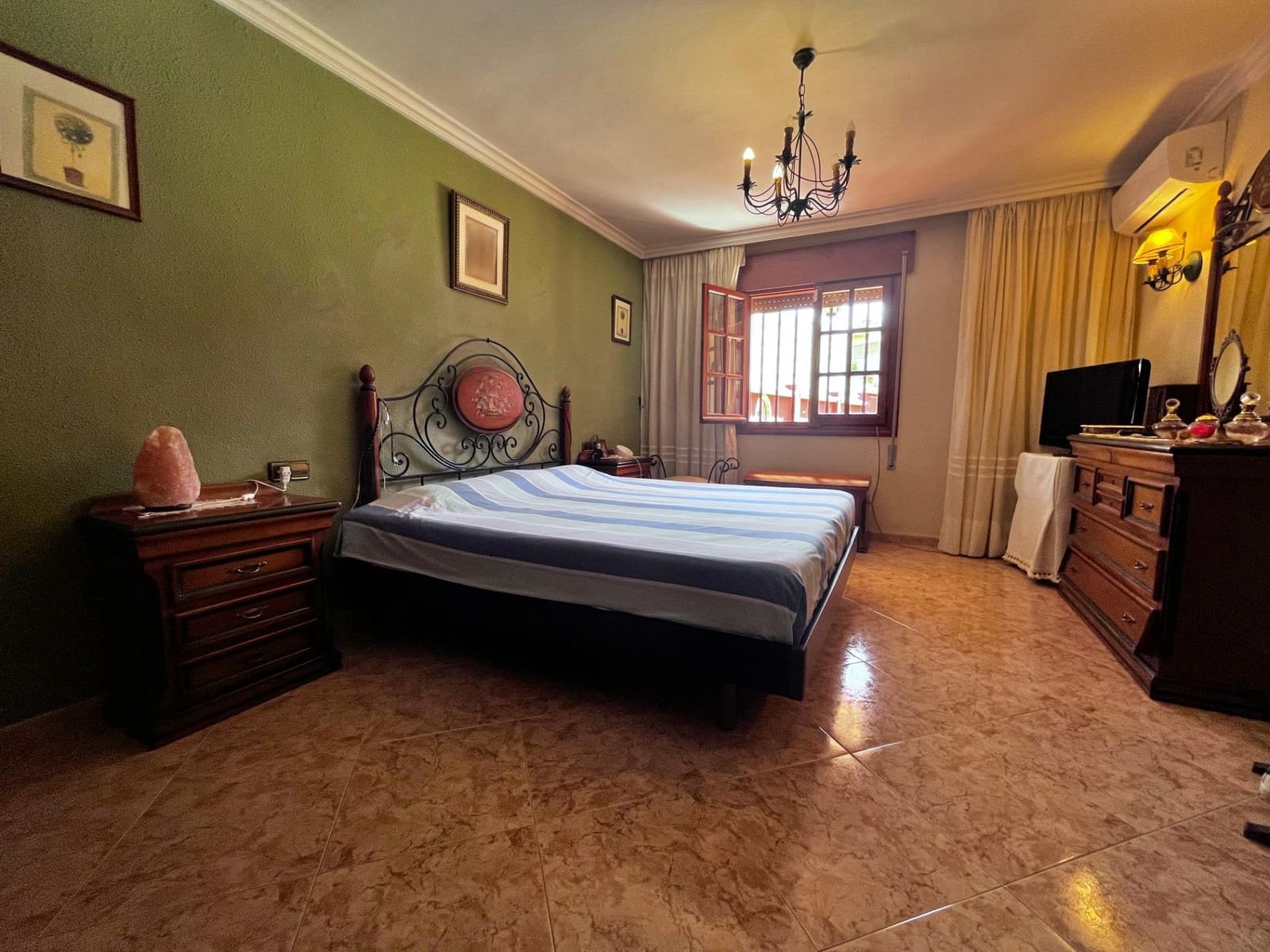 6 soverom Villa til salgs i Malaga by med svømmebasseng - € 795 000 (Ref: 9399799)