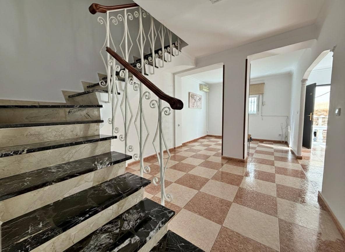 Chalet de 5 habitaciones en Málaga ciudad en venta - 320.000 € (Ref: 9625582)