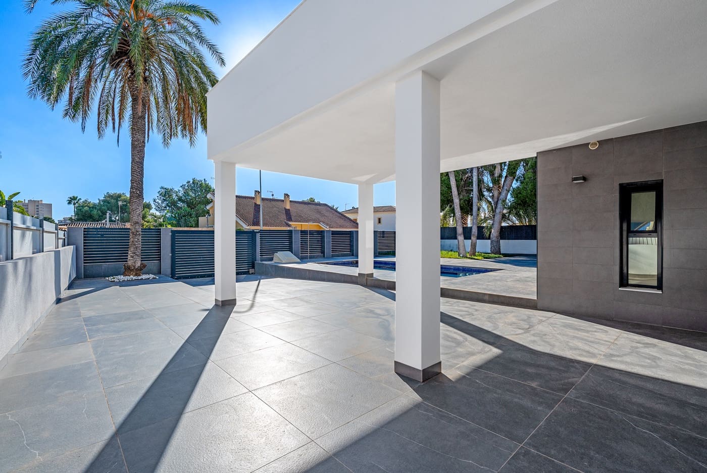 Chalet de 4 habitaciones en Campoamor en venta con piscina garaje - 985.000 € (Ref: 10010172)
