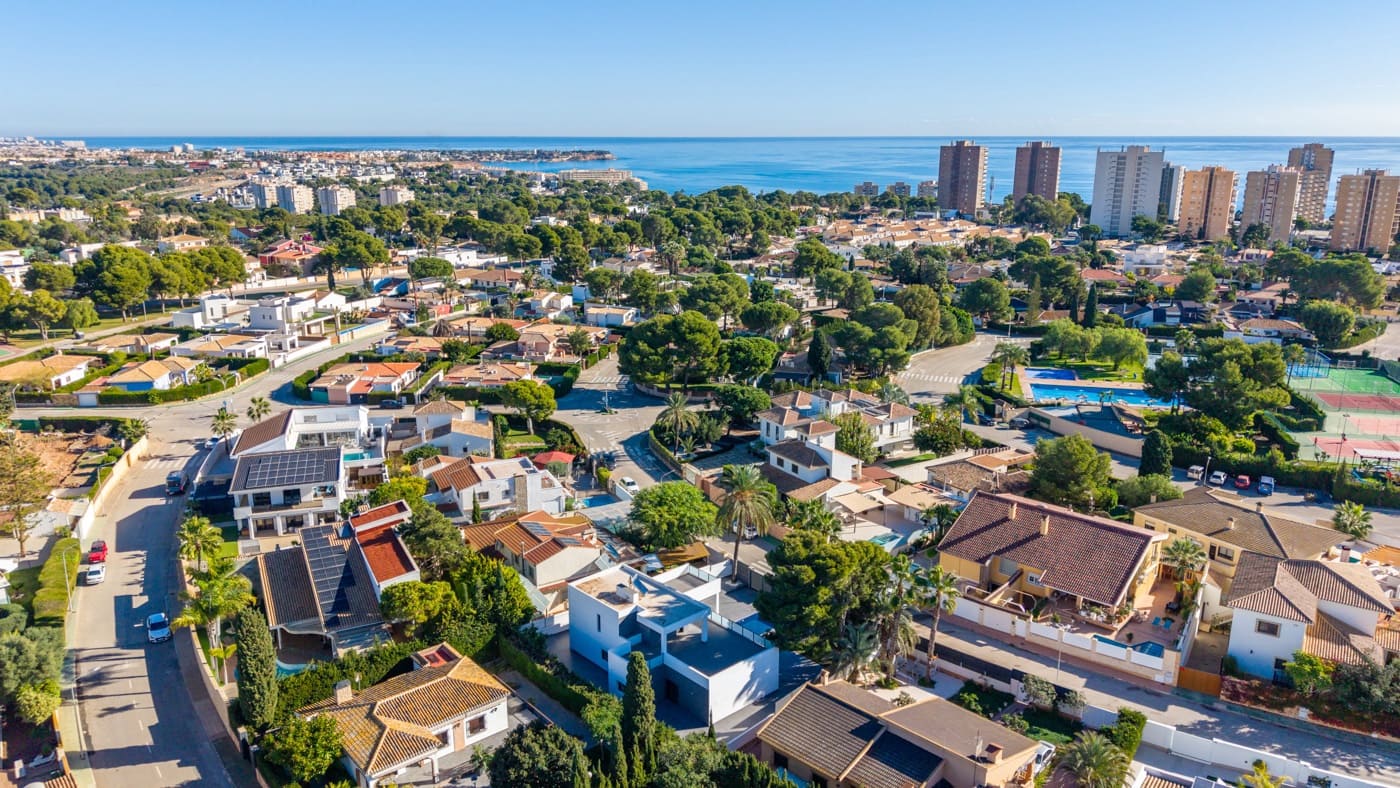 Chalet de 4 habitaciones en Campoamor en venta con piscina garaje - 985.000 € (Ref: 10010172)