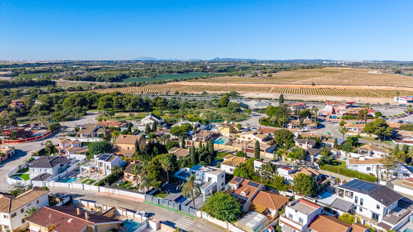 Chalet de 4 habitaciones en Campoamor en venta con piscina garaje - 985.000 € (Ref: 10010172)