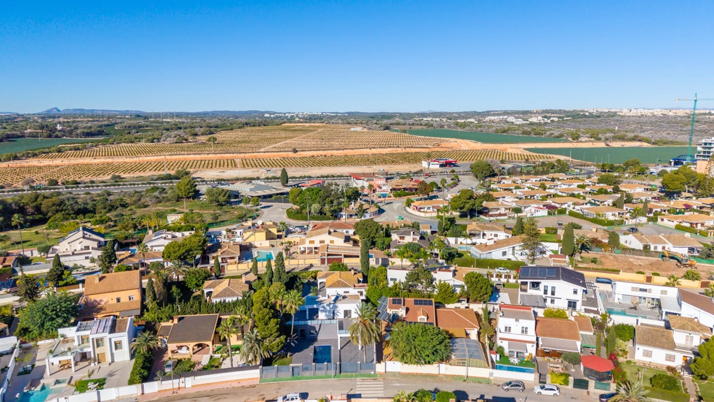 Chalet de 4 habitaciones en Campoamor en venta con piscina garaje - 985.000 € (Ref: 10010172)