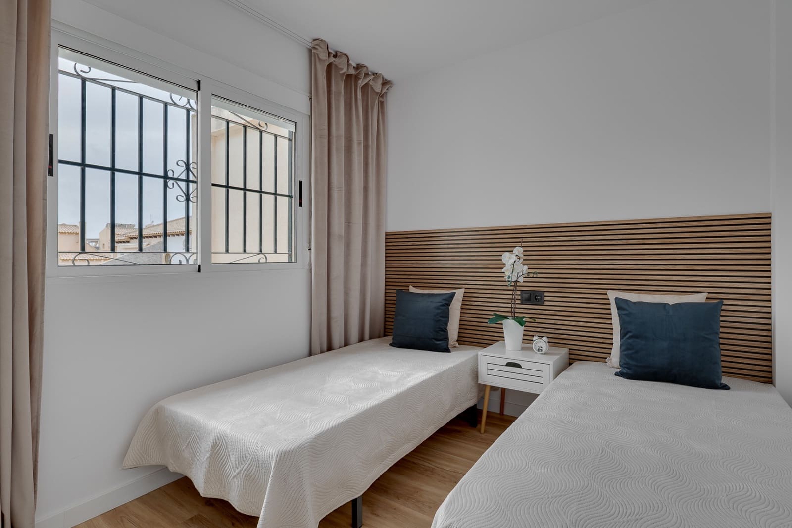 3 soverom Kjedet enebolig til salgs i Orihuela Costa med svømmebasseng - € 277 900 (Ref: 10010176)