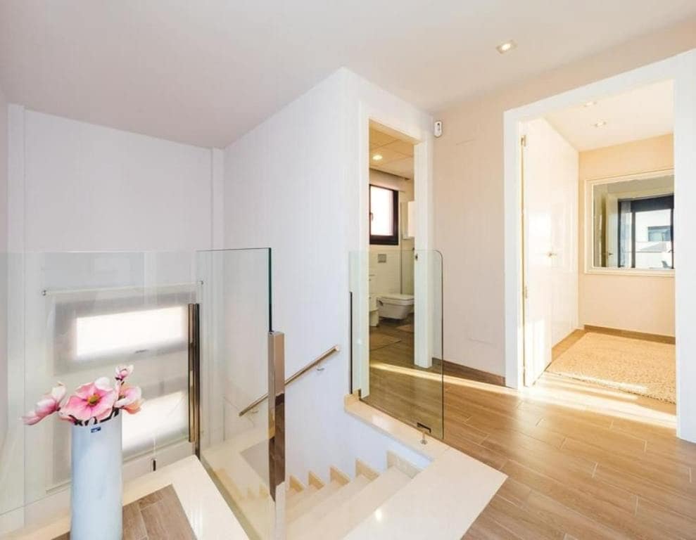 5 bedroom Villa for sale in Torrevieja with pool - € 559,000 (Ref: 10010179)