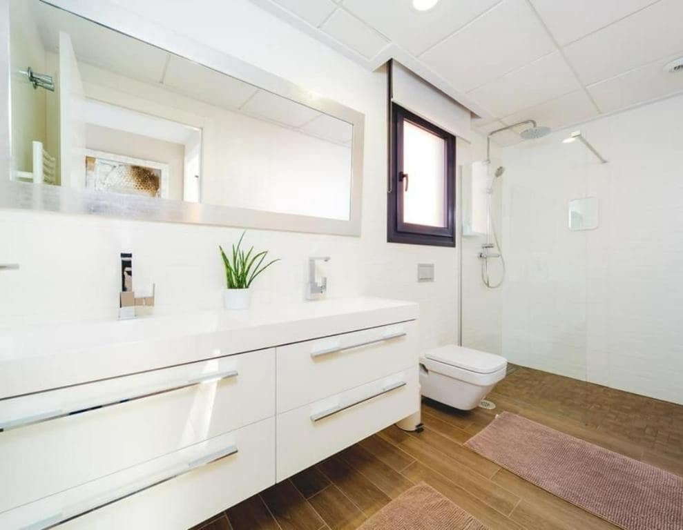 5 bedroom Villa for sale in Torrevieja with pool - € 559,000 (Ref: 10010179)