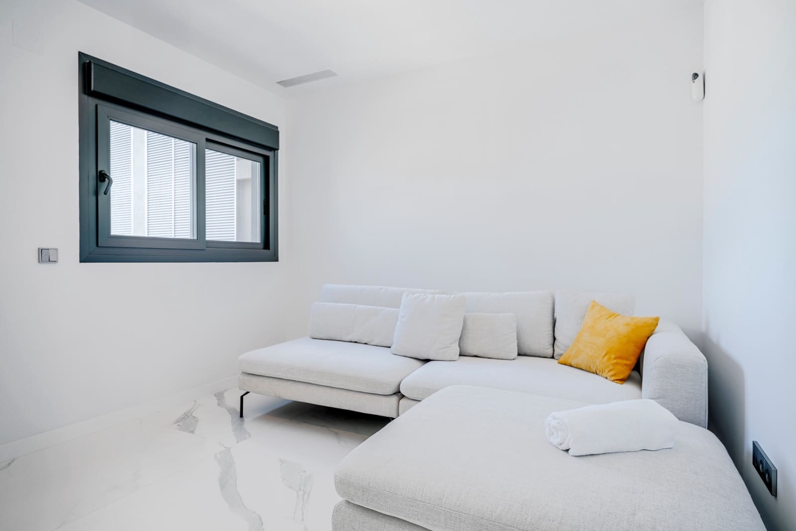 3 bedroom Apartment for sale in Benidorm with pool garage - € 1,550,000 (Ref: 10010181)