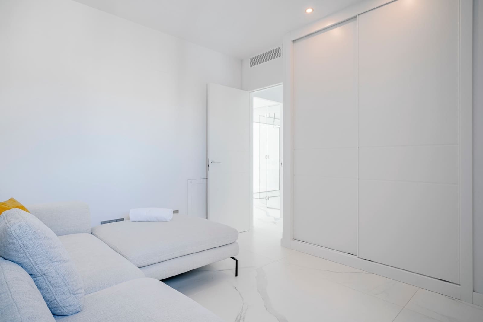 3 bedroom Apartment for sale in Benidorm with pool garage - € 1,550,000 (Ref: 10010181)