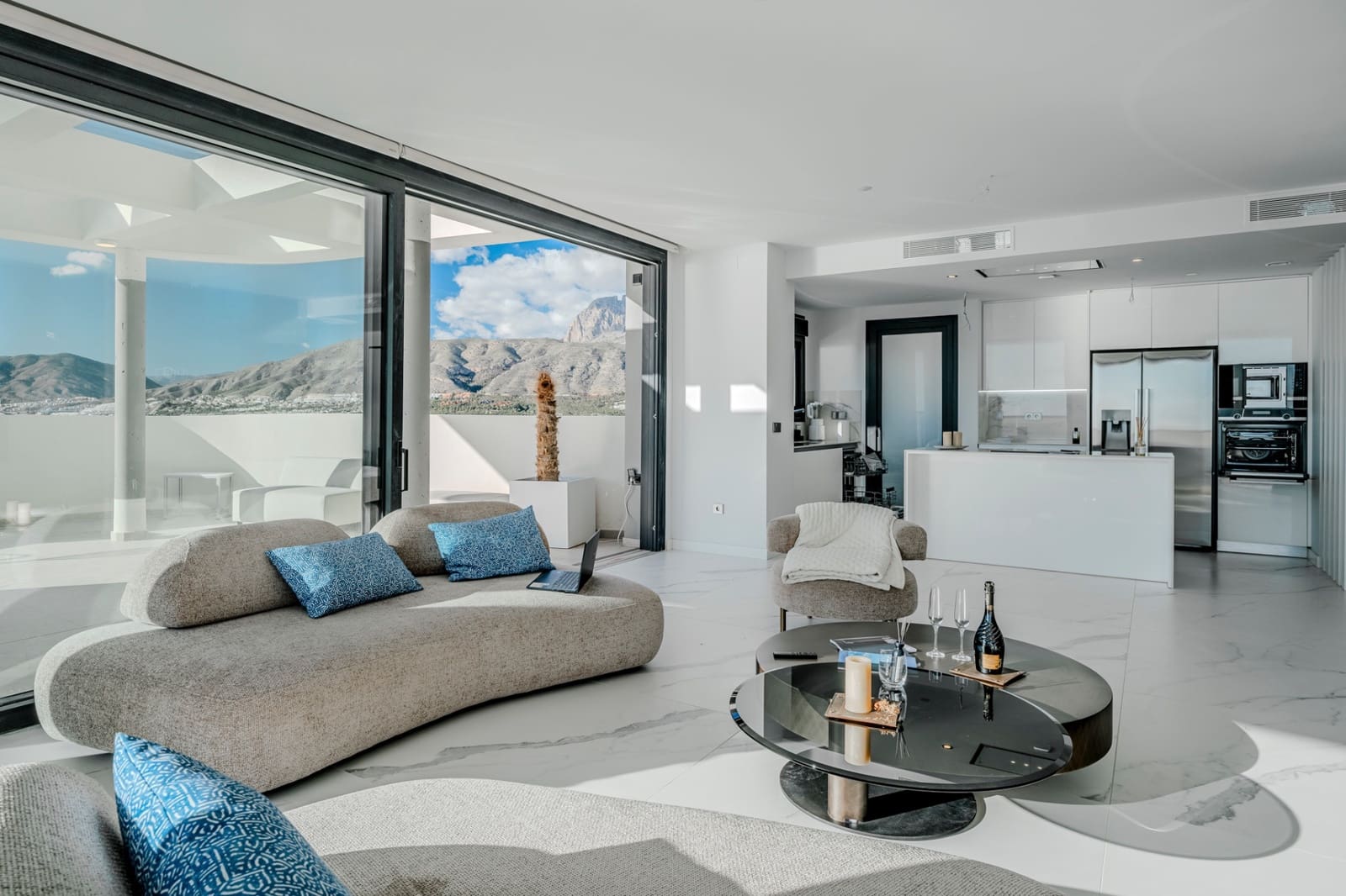 3 bedroom Apartment for sale in Benidorm with pool garage - € 1,550,000 (Ref: 10010181)