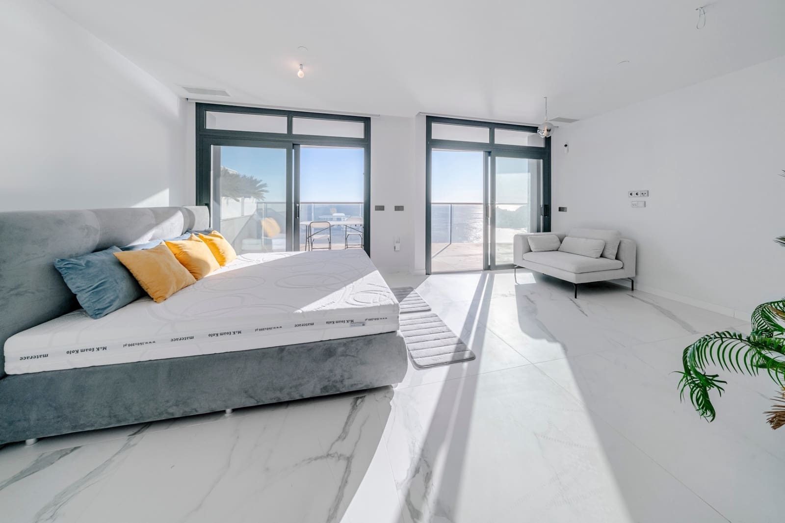 3 bedroom Apartment for sale in Benidorm with pool garage - € 1,550,000 (Ref: 10010181)