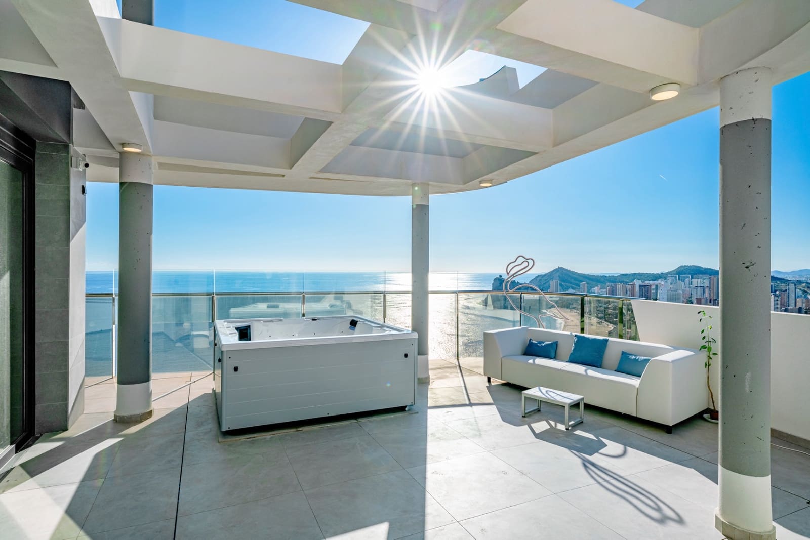 3 bedroom Apartment for sale in Benidorm with pool garage - € 1,550,000 (Ref: 10010181)