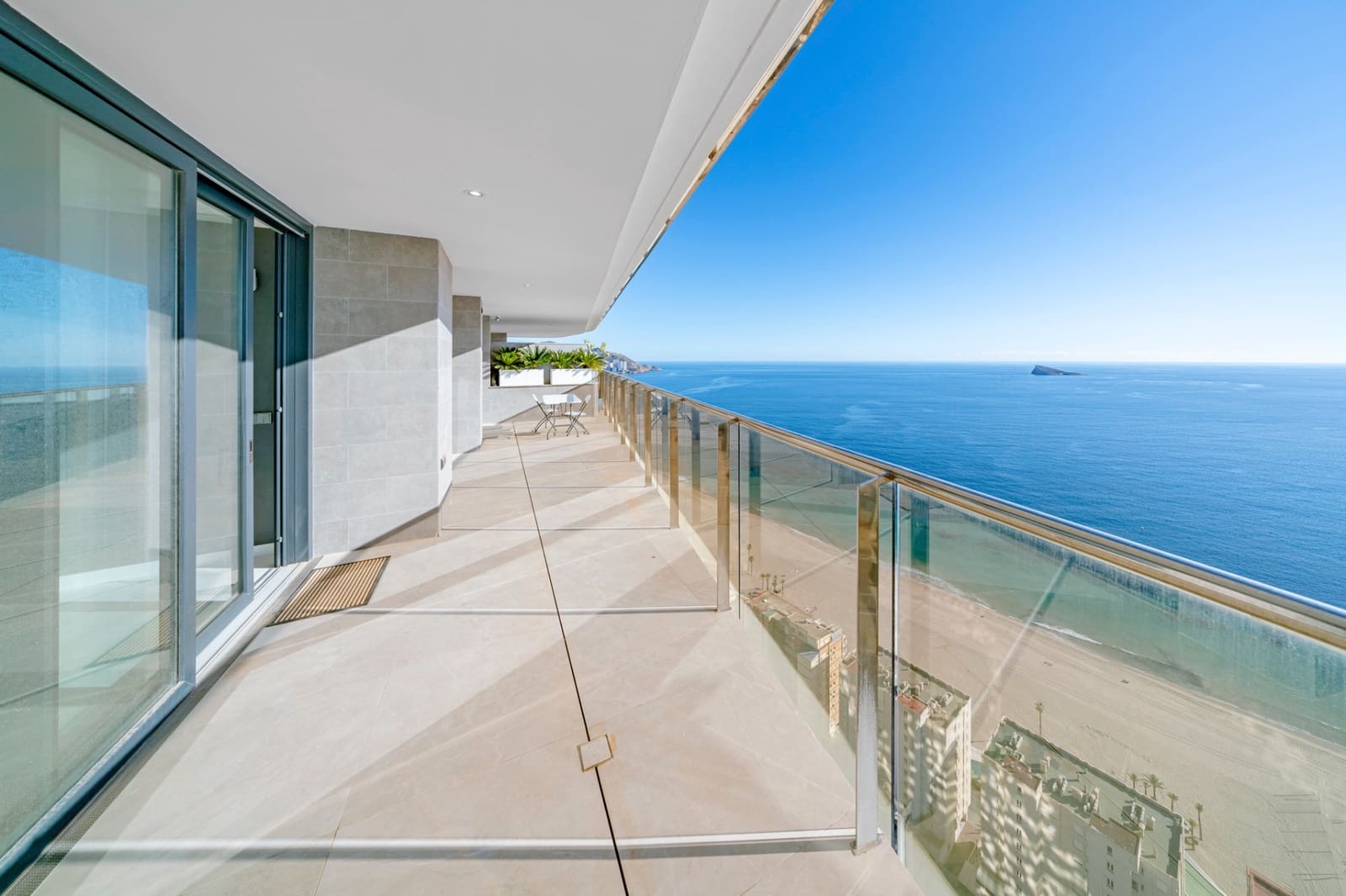 3 bedroom Apartment for sale in Benidorm with pool garage - € 1,550,000 (Ref: 10010181)