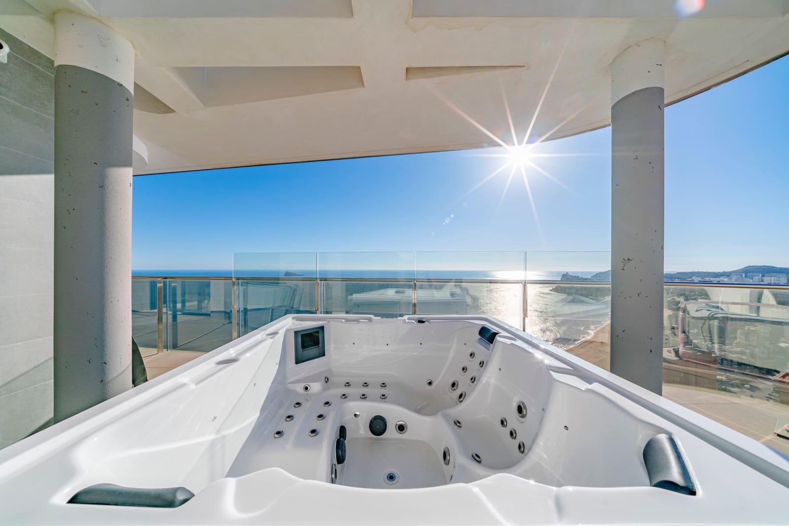 3 bedroom Apartment for sale in Benidorm with pool garage - € 1,550,000 (Ref: 10010181)