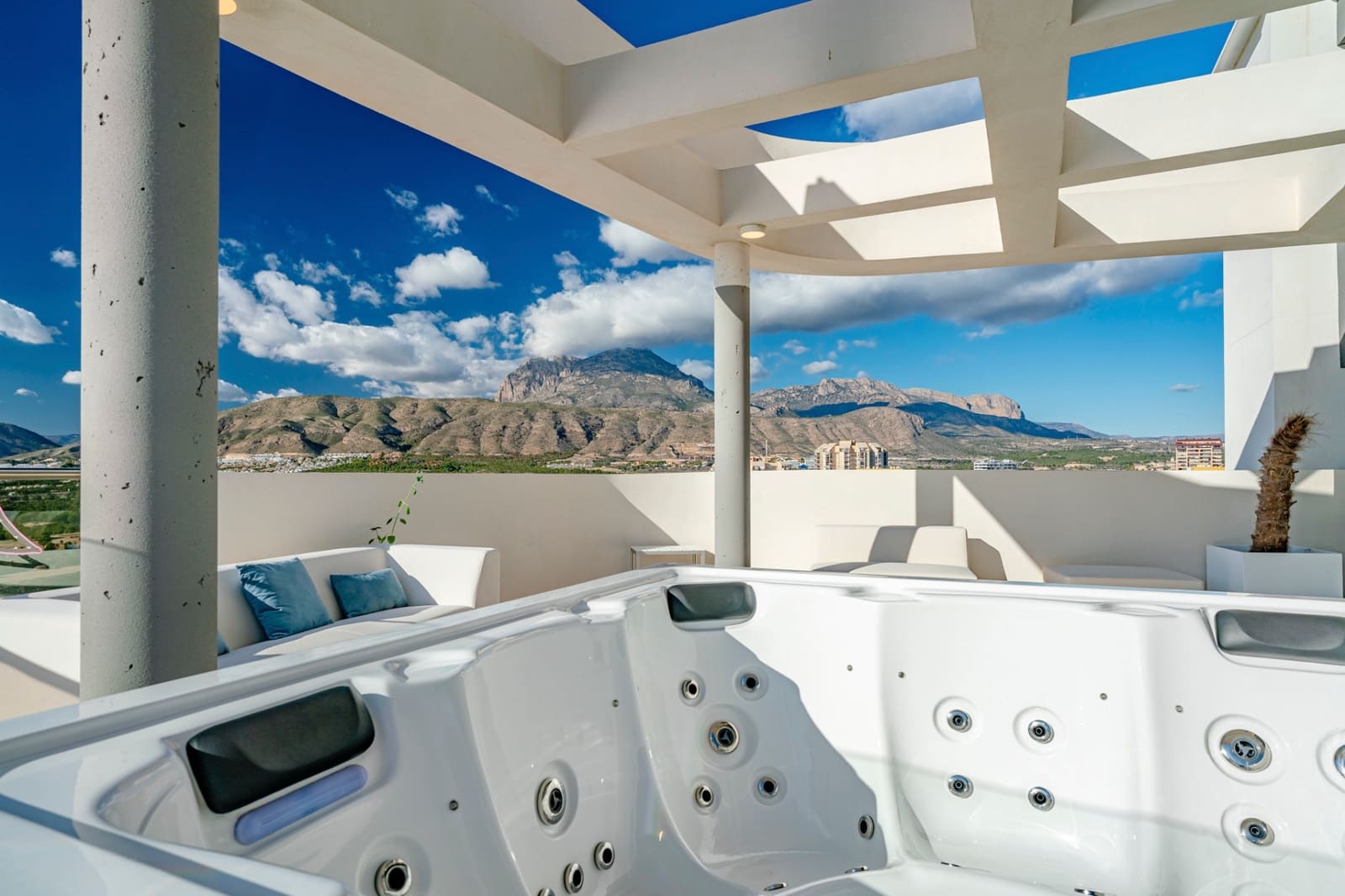 3 bedroom Apartment for sale in Benidorm with pool garage - € 1,550,000 (Ref: 10010181)