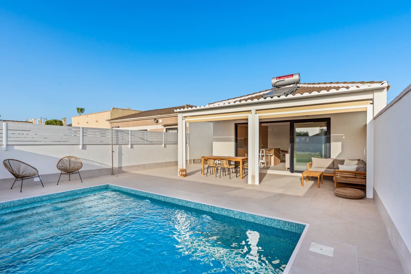 Chalet de 3 habitaciones en Torrevieja en venta con piscina - 499.000 € (Ref: 10010184)