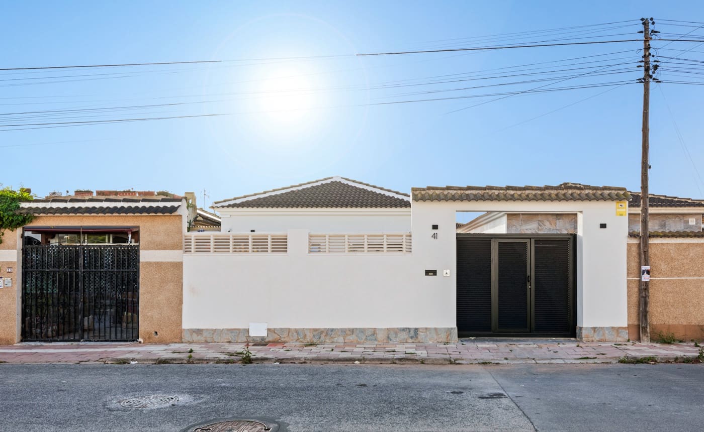 Chalet de 3 habitaciones en Torrevieja en venta con piscina - 499.000 € (Ref: 10010184)