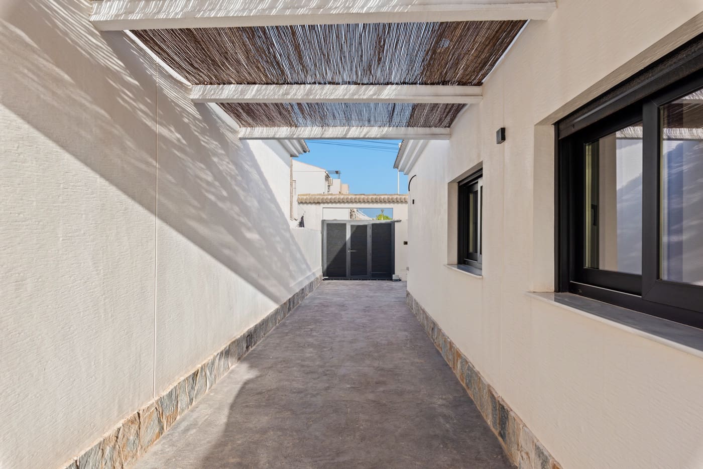 Chalet de 3 habitaciones en Torrevieja en venta con piscina - 499.000 € (Ref: 10010184)