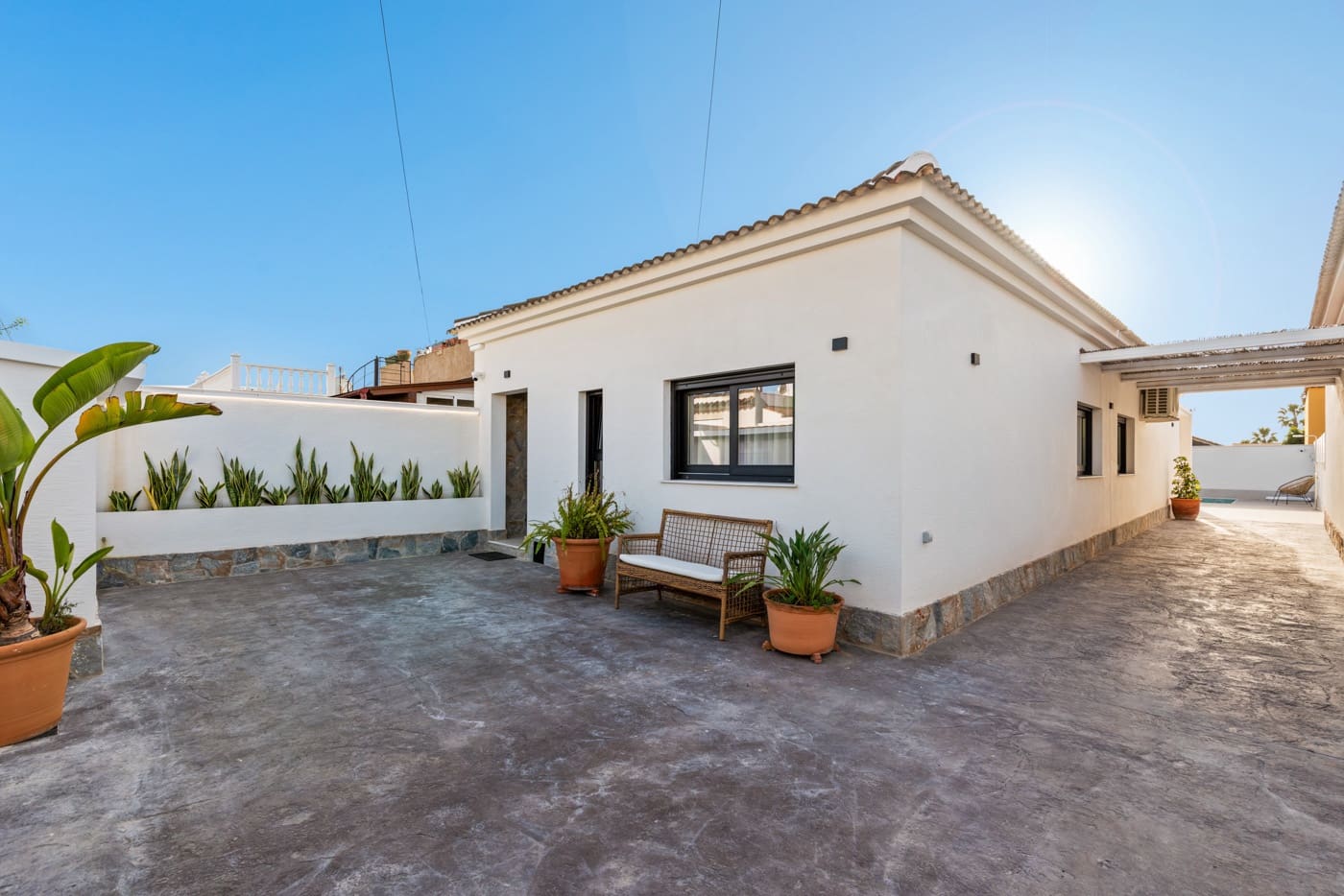 Chalet de 3 habitaciones en Torrevieja en venta con piscina - 499.000 € (Ref: 10010184)