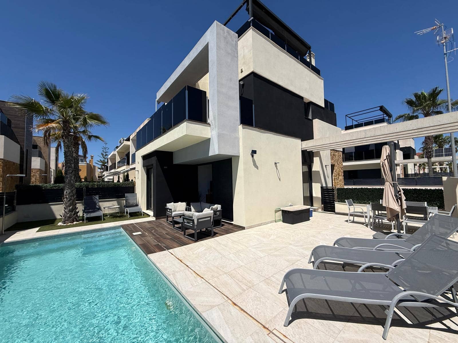 4 chambre Villa/Maison à vendre à Orihuela Costa avec piscine - 699 000 € (Ref: 10010193)