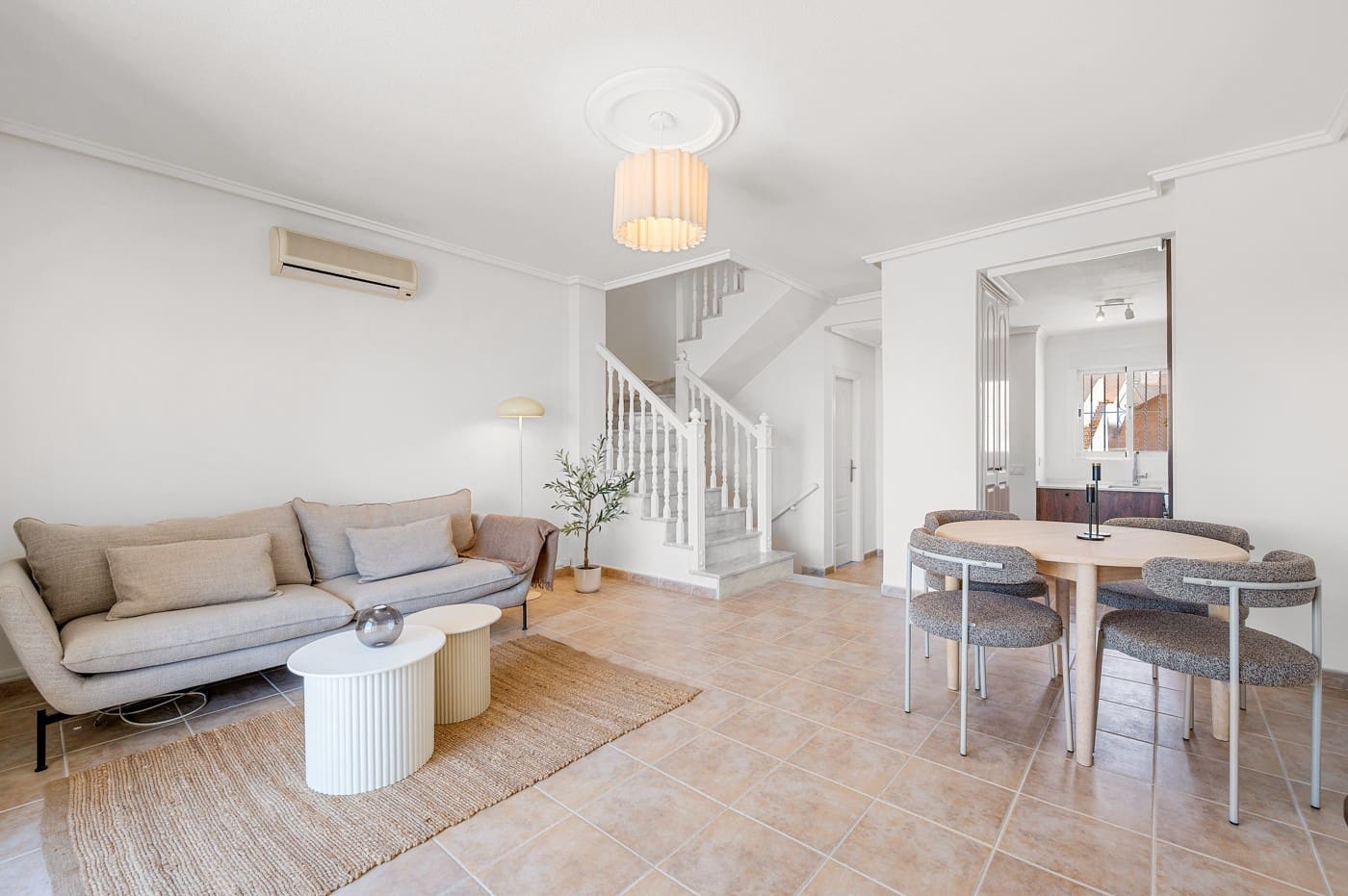 3 soverom Kjedet enebolig til salgs i Ciudad Quesada med svømmebasseng - € 269 000 (Ref: 10010200)