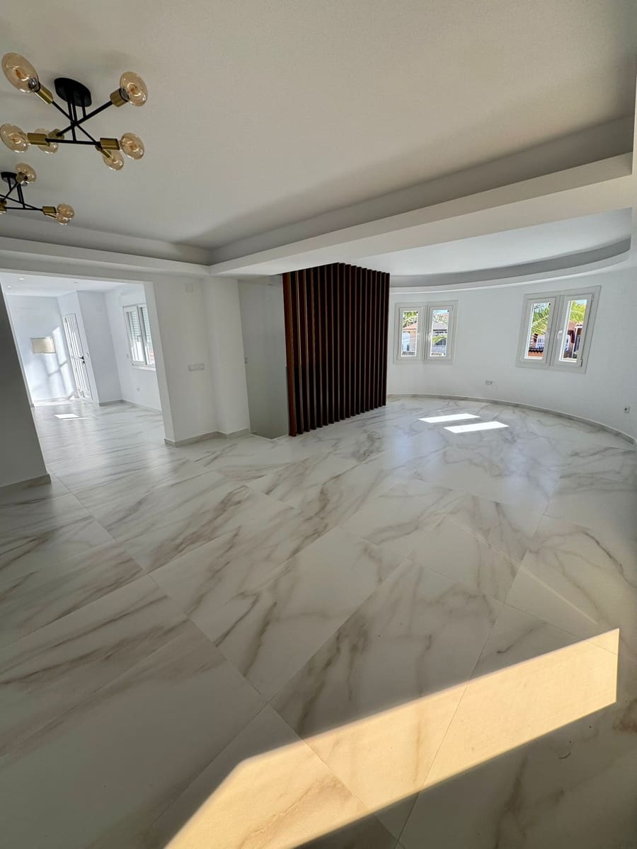 Chalet de 3 habitaciones en Torrevieja en venta - 665.000 € (Ref: 10010207)