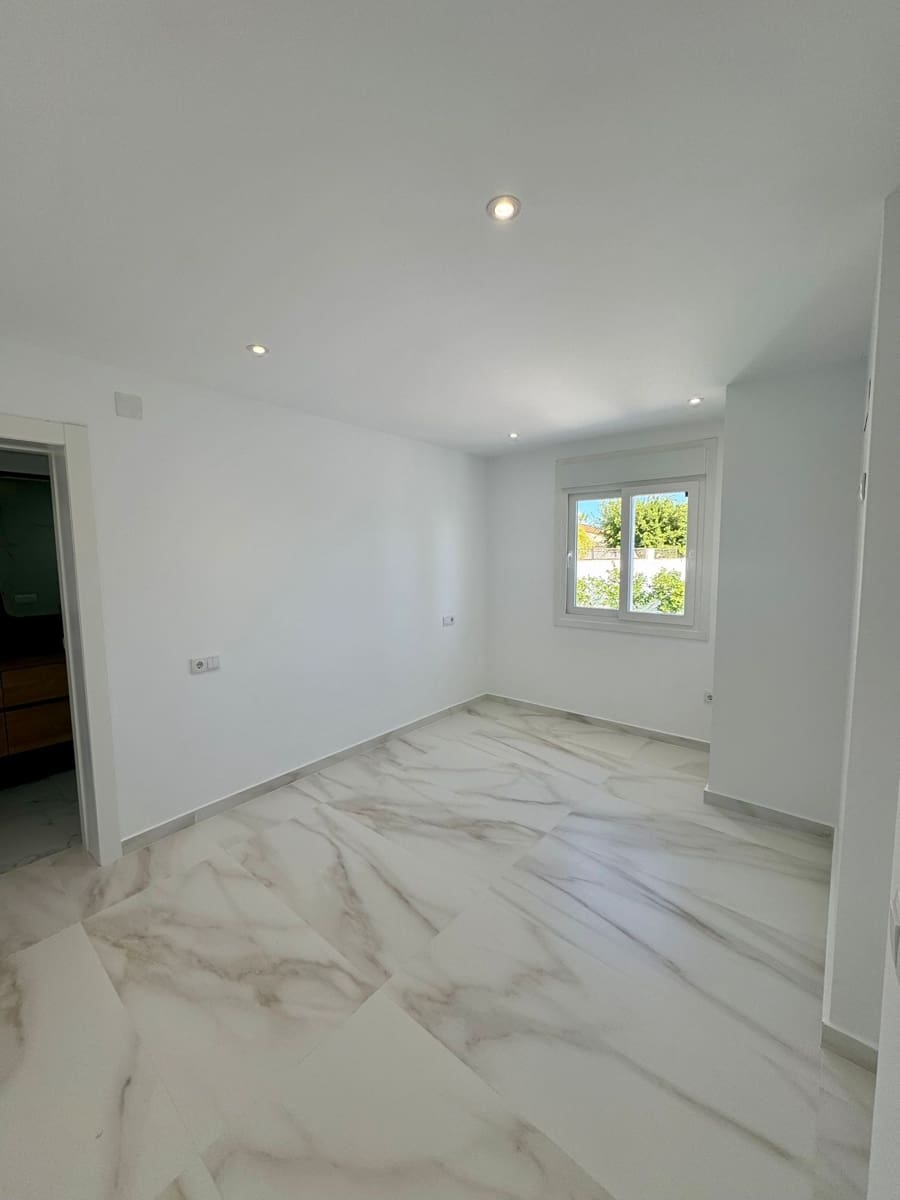 Chalet de 3 habitaciones en Torrevieja en venta - 665.000 € (Ref: 10010207)