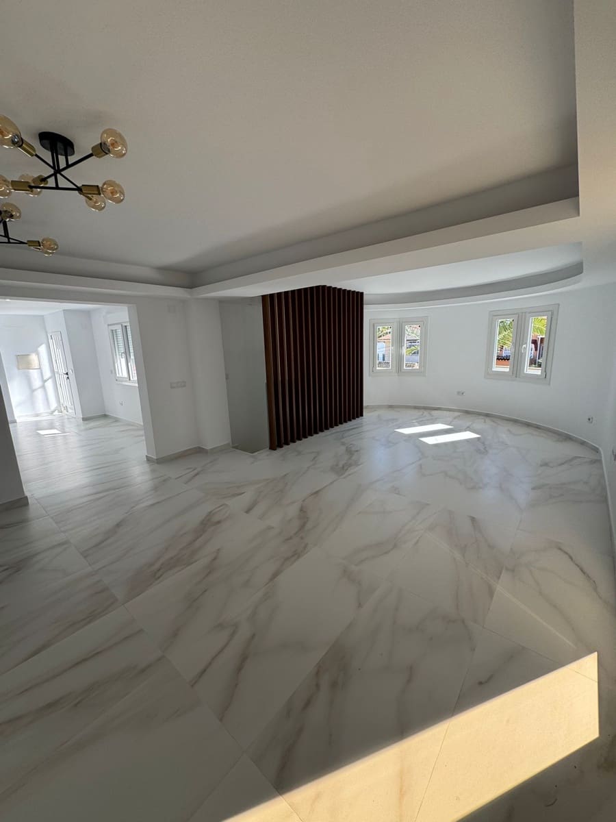 Chalet de 3 habitaciones en Torrevieja en venta - 665.000 € (Ref: 10010207)