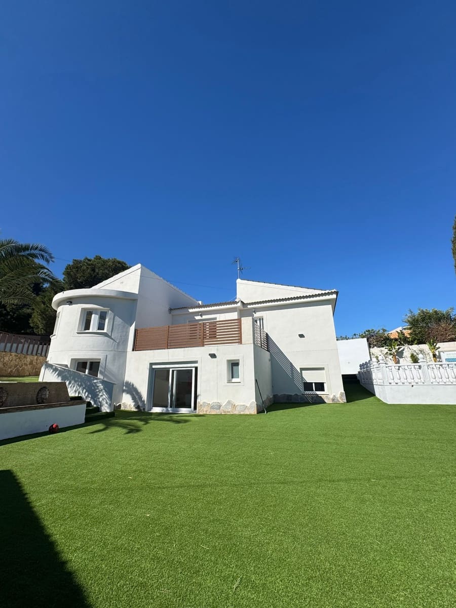 Chalet de 3 habitaciones en Torrevieja en venta - 665.000 € (Ref: 10010207)