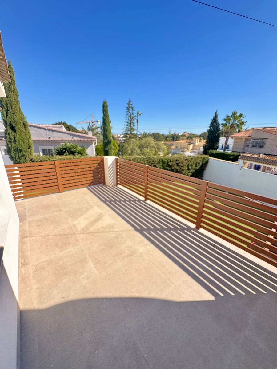 Chalet de 3 habitaciones en Torrevieja en venta - 665.000 € (Ref: 10010207)