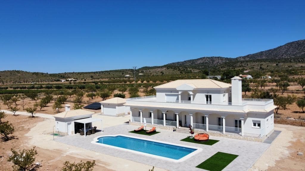 6 bedroom Villa for sale in Pinoso with pool garage - € 611,000 (Ref: 10020168)