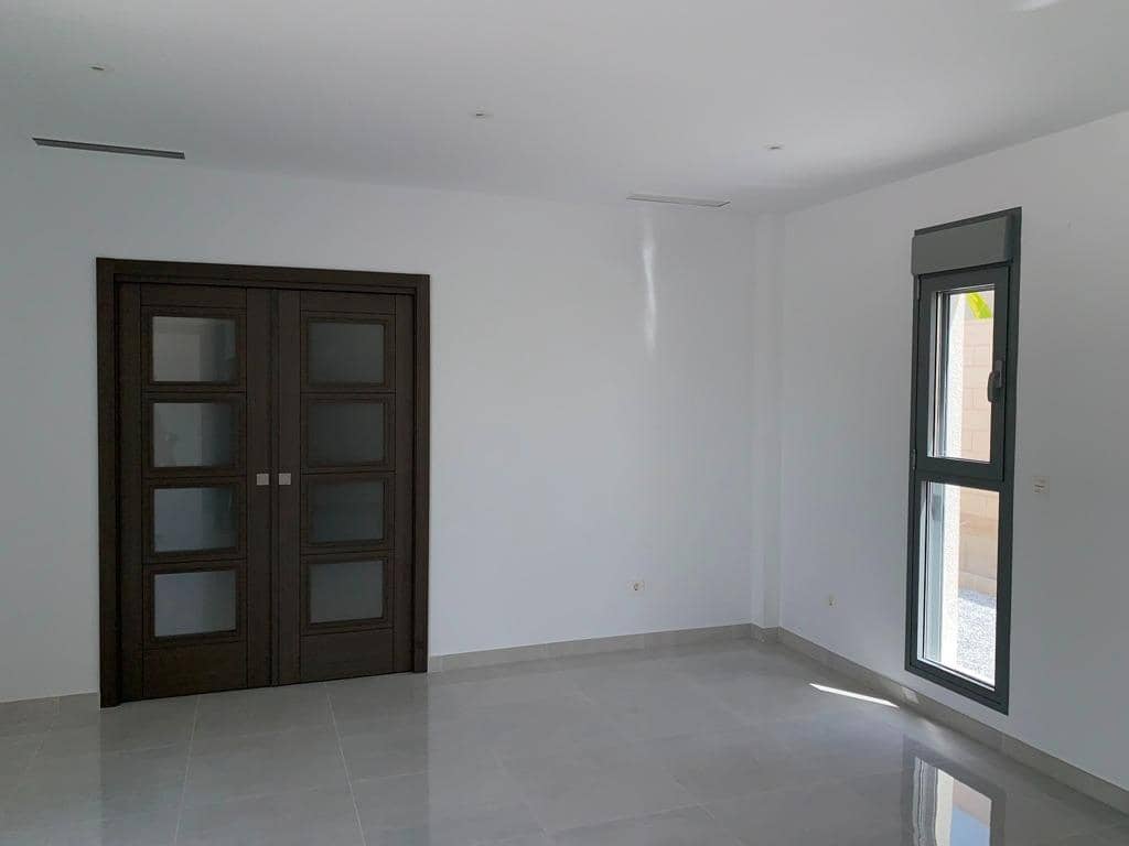 4 Zimmer Villa zu verkaufen in Pinoso mit Pool Garage - 436.000 € (Ref: 10020170)