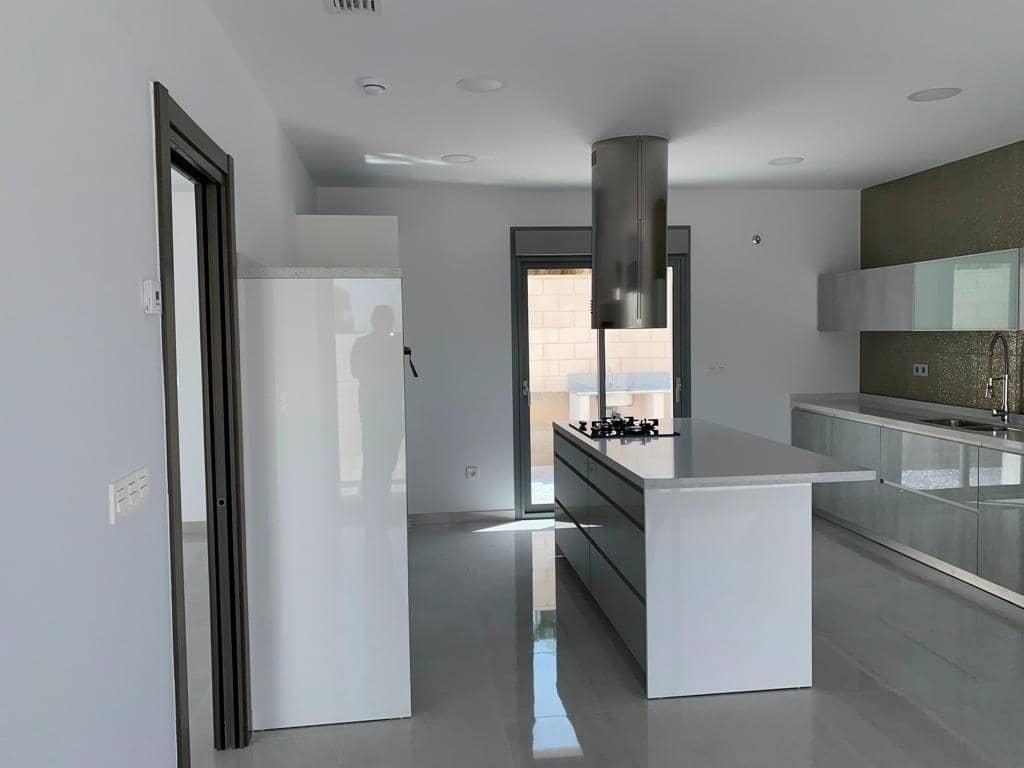 4 Zimmer Villa zu verkaufen in Pinoso mit Pool Garage - 436.000 € (Ref: 10020170)