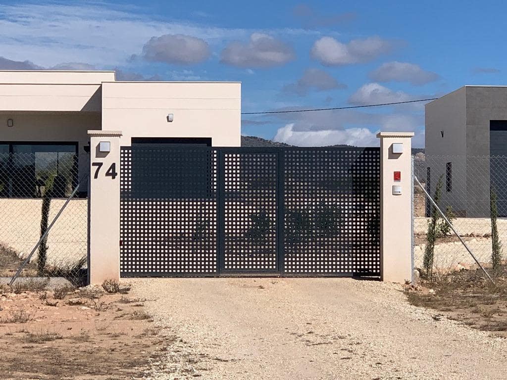4 Zimmer Villa zu verkaufen in Pinoso mit Pool Garage - 436.000 € (Ref: 10020170)
