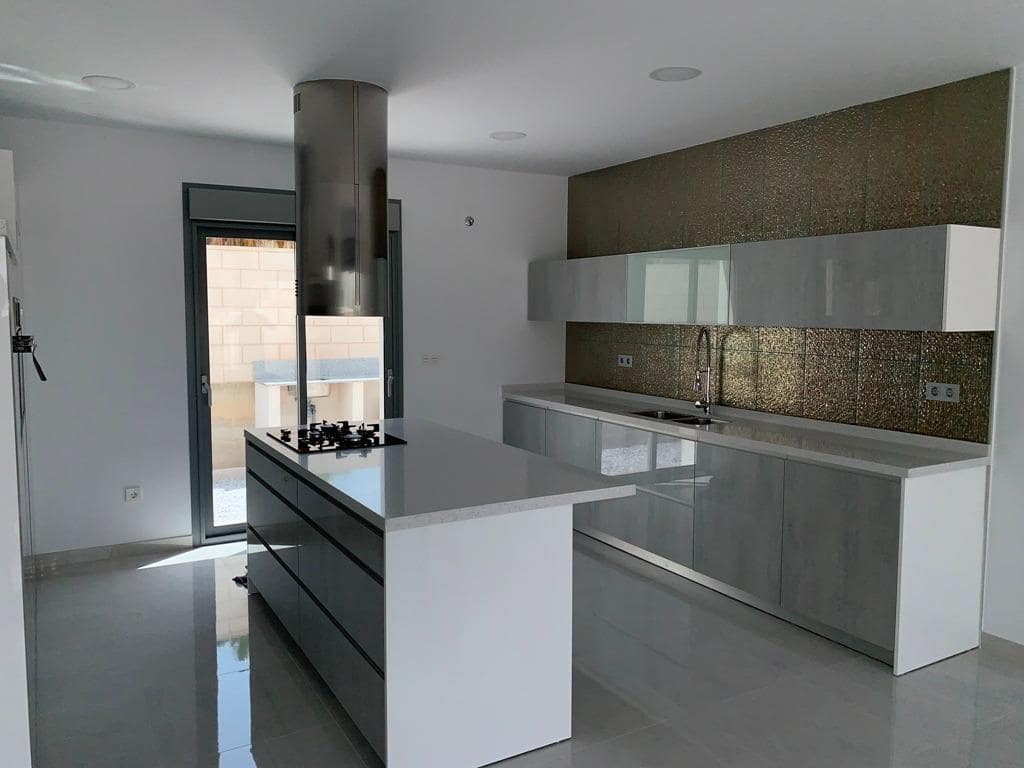 4 Zimmer Villa zu verkaufen in Pinoso mit Pool Garage - 436.000 € (Ref: 10020170)