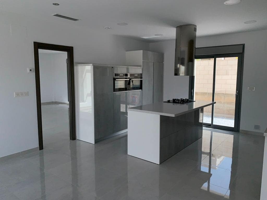4 Zimmer Villa zu verkaufen in Pinoso mit Pool Garage - 436.000 € (Ref: 10020170)