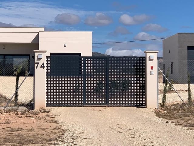 4 Zimmer Villa zu verkaufen in Pinoso mit Pool Garage - 436.000 € (Ref: 10020170)