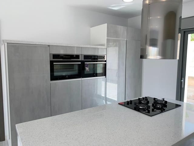 4 Zimmer Villa zu verkaufen in Pinoso mit Pool Garage - 436.000 € (Ref: 10020170)