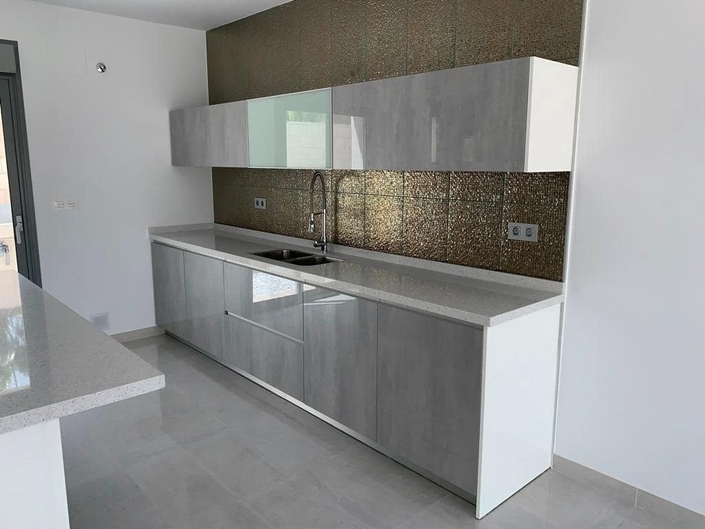 4 Zimmer Villa zu verkaufen in Pinoso mit Pool Garage - 436.000 € (Ref: 10020170)