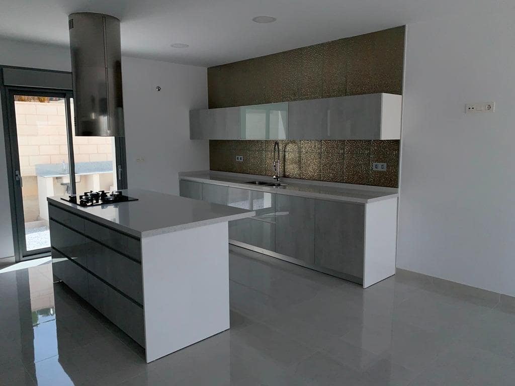 4 Zimmer Villa zu verkaufen in Pinoso mit Pool Garage - 436.000 € (Ref: 10020170)