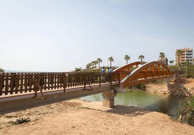 Chalet de 3 habitaciones en Mil Palmeras, Pilar de la Horadada en venta con piscina - 559.900 € (Ref: 10029100)