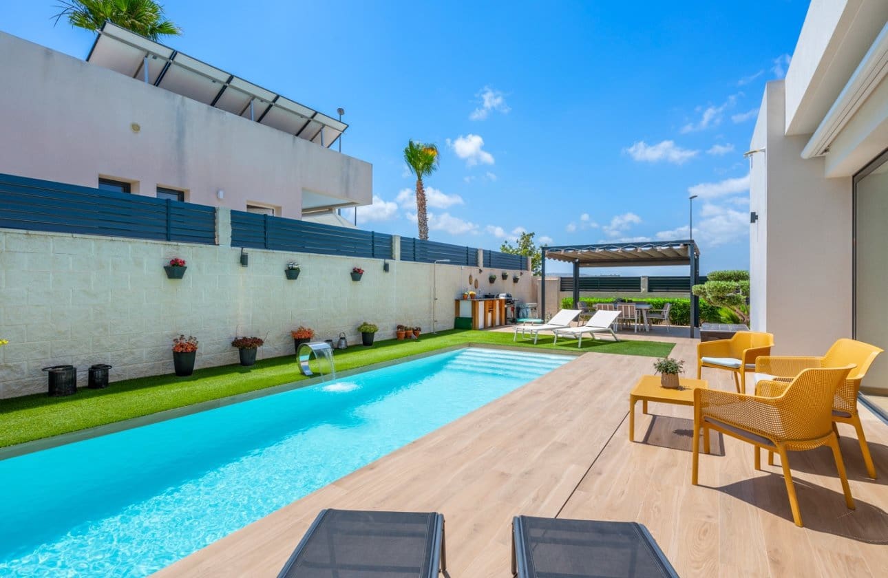 3 bedroom Villa for sale in Benijofar with pool - € 599,000 (Ref: 10037886)